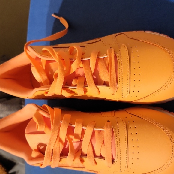 Reebok Sneakers with black reebok shirt. Only shoes available. - Picture 12 of 12